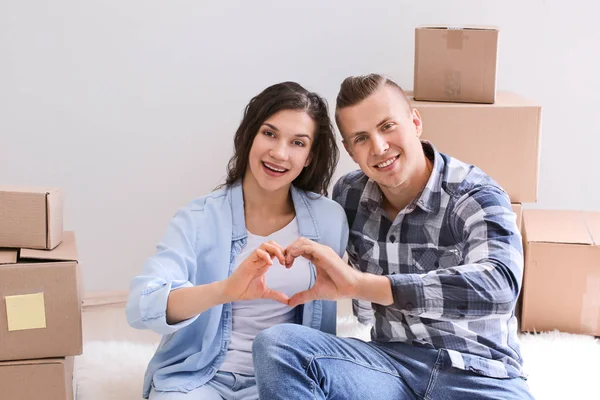 Schattig liefdevolle paar na het verhuizen naar nieuwe huis — Stockfoto