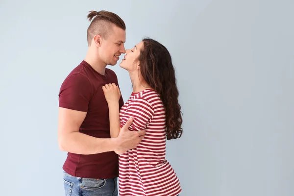 Adorable couple amoureux sur fond gris — Photo