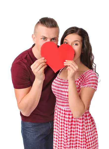Adorable pareja amorosa con corazón de papel sobre fondo blanco —  Fotos de Stock