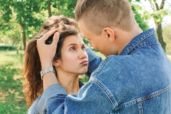 Adorable pareja amorosa descansando en el parque —  Fotos de Stock