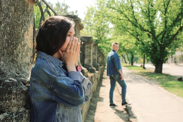 Traurige junge Freundin nach Streit mit Freund im Freien — Stockfoto