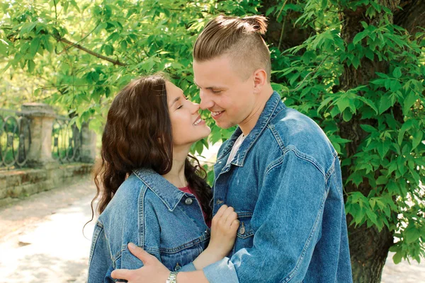 Adorable pareja amorosa descansando en el parque —  Fotos de Stock