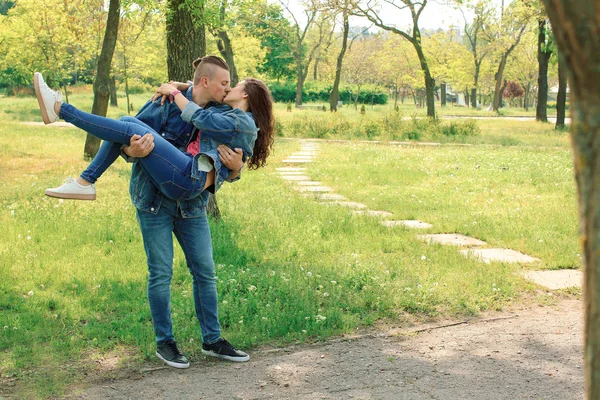 Счастливая любящая пара отдыхает в парке — стоковое фото