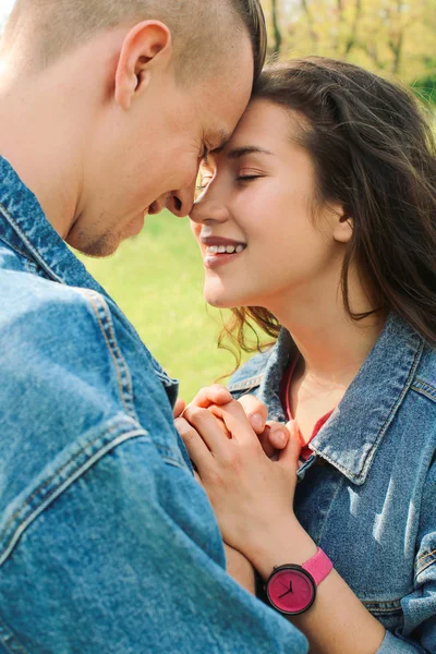 Adorable jeune couple aimant à l'extérieur — Photo