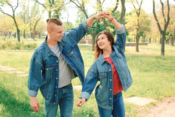 Couple heureux et aimant dansant dans le parc — Photo