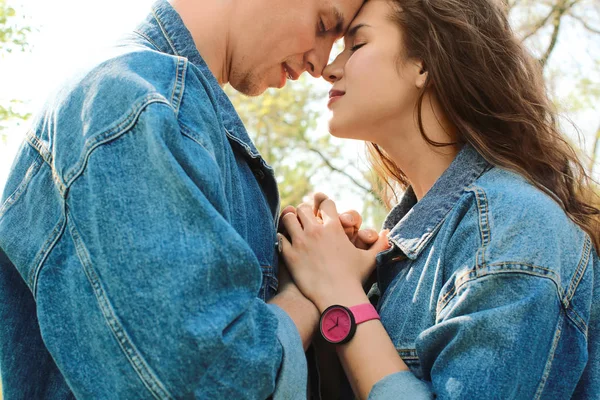 Adorable joven pareja amorosa al aire libre —  Fotos de Stock