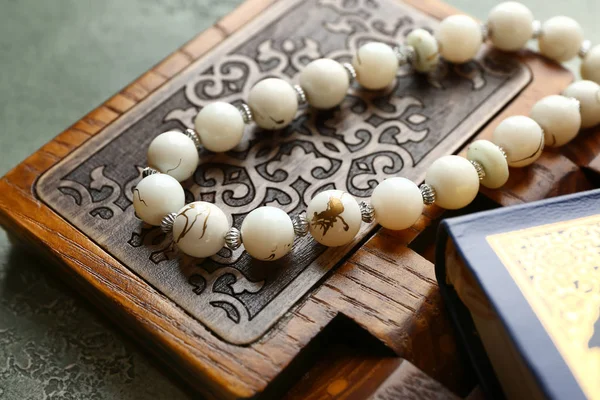 Muslim beads, rehal and Koran on table, closeup — Stock Photo, Image