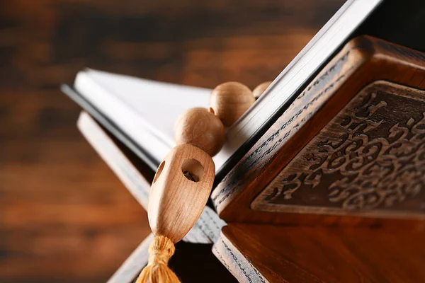 Muslimska pärlor och Koranen, närbild — Stockfoto