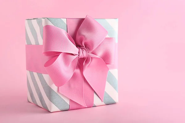Hermosa caja de regalo sobre fondo de color —  Fotos de Stock