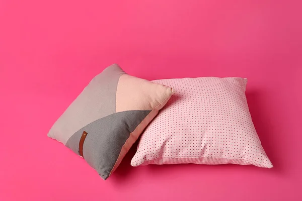 Стильные подушки на цветном фоне — стоковое фото