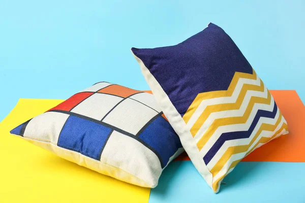 Almohadas suaves sobre fondo de color — Foto de Stock