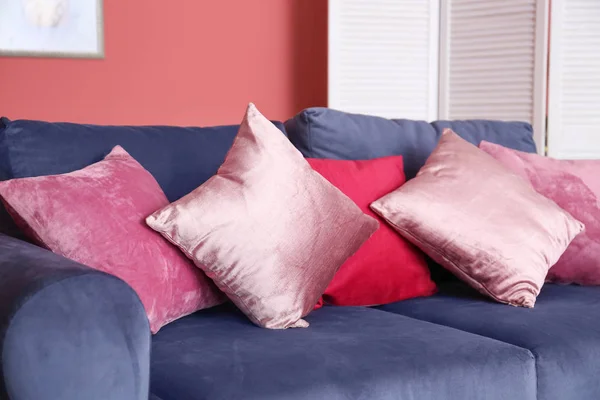 Sofa z miękkimi poduszkami w nowoczesnym pokoju — Zdjęcie stockowe