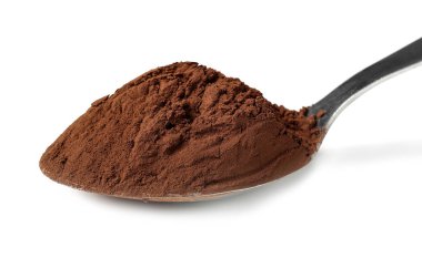 Beyaz arka planda kakao tozlu kaşık