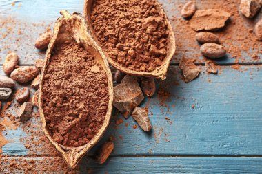 Ahşap arka planda kakao tozu ile Pods