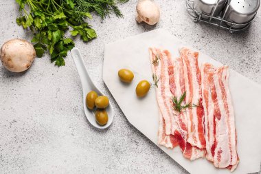 Masada taze çiğ pastırma ve zeytin ile Kurulu