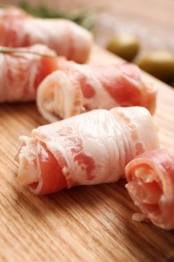 Ahşap tahta üzerinde ham pastırma rulo, closeup