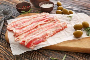 Ahşap tahta da taze çiğ pastırma