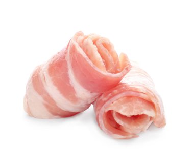 Beyaz arka planda çiğ pastırma rulo