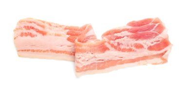 Beyaz arka planda çiğ pastırma şerit