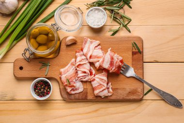 Ahşap arka plan üzerinde taze çiğ pastırma ile Kompozisyon