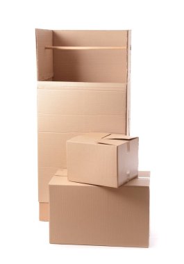 Beyaz arka planda boş gardırop kutuları