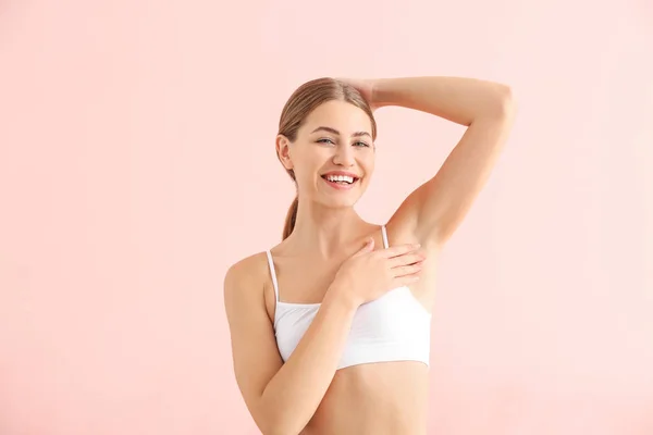 Hermosa mujer joven con la piel lisa después de depilación sobre fondo de color — Foto de Stock