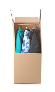 Beyaz arka planda giysileri olan gardırop kutusu.