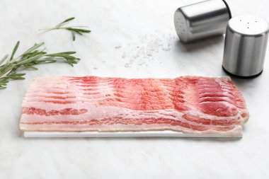 Masada çiğ pastırma ve baharatlar