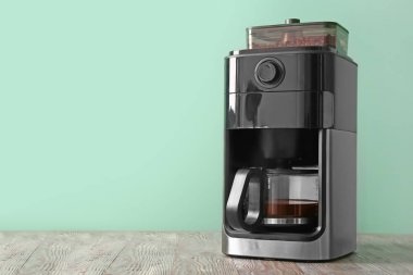 Renkli arka plana karşı masada modern kahve makinesi