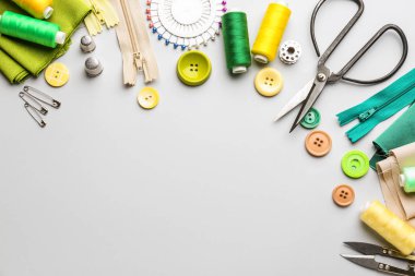 Hafif arka planda dikiş iplikleri ve aksesuarları