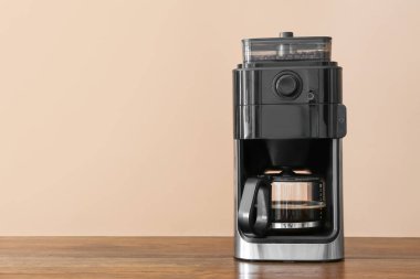 Renkli arka plana karşı masada modern kahve makinesi