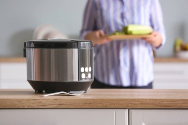 Mutfak masasında modern çok ocak