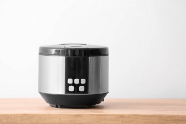 Hafif arka plana karşı masada modern çoklu ocak