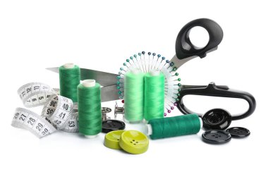 Beyaz arka plan üzerinde dikiş aksesuarları kümesi