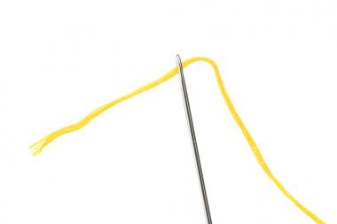 Beyaz arka plan üzerinde dikiş ipliği ile iğne