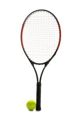 Beyaz arka planda tenis raketi ve top