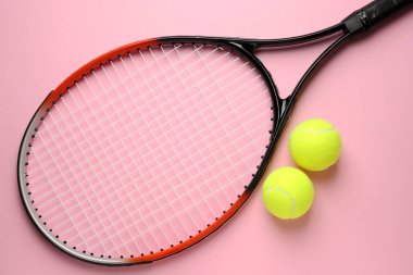 Renkli arka planda tenis raket ve topları