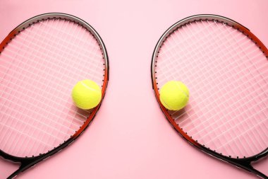 Renkli arka planda tenis raketleri ve topları