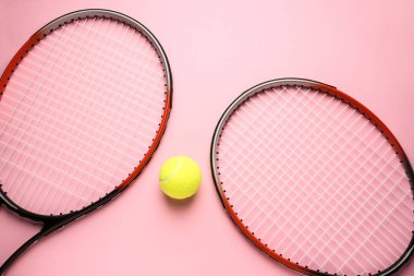 Tenis raketleri ve renkli arka planda top
