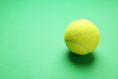 Renkli arka planda tenis topu