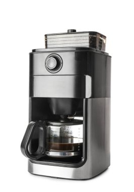 Beyaz arka planda modern kahve makinesi