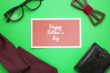 Erkek aksesuarları ve renkli arka plan metin Happy Babalar Günü ile kart