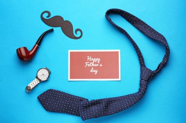 Erkek aksesuarları ve renkli arka plan metin Happy Babalar Günü ile kart