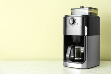 Renkli arka plana karşı masada modern kahve makinesi