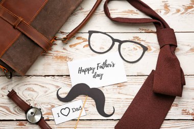Ahşap arka plan üzerinde metin Happy Babalar Günü ile erkek aksesuarları ve kart