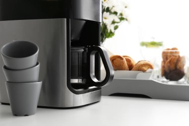 Modern kahve makinesi mutfak masasında