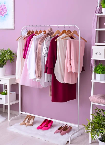 Stilvolles Interieur der weiblichen Garderobe — Stockfoto