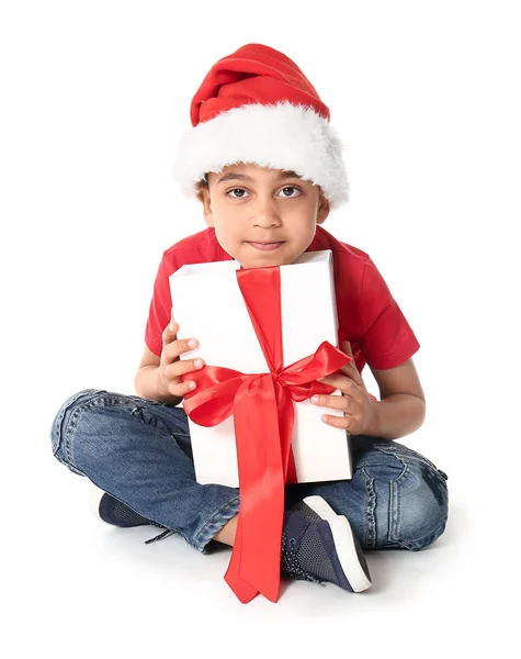 Retrato de menino bonito com presente de Natal no fundo branco — Fotografia de Stock
