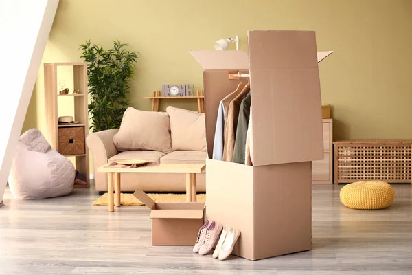 Armoire boîtes avec des vêtements dans la chambre — Photo