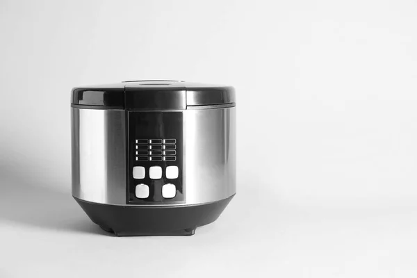 Multicooker modern pada latar belakang cahaya — Stok Foto